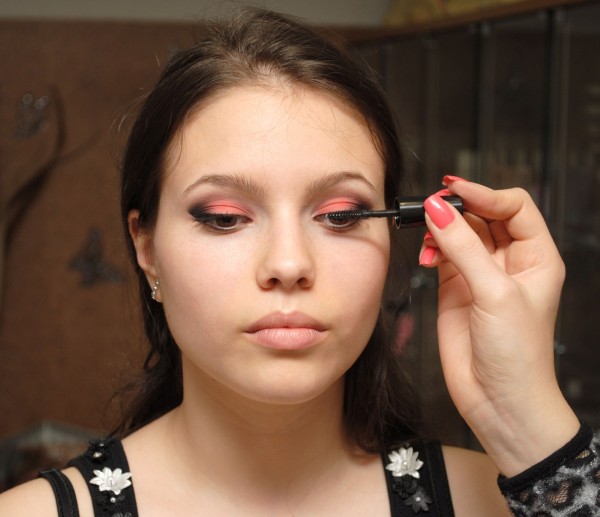 Nałóż na rzęsy czarny tusz do rzęs Eye-up-eyeliner-kohl-czarne-umyte-rzęsy