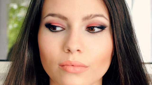 Makijaż Smoky Eye na brązowe cienie do powiek w koralowym odcieniu Makijaż-do-brązowych-oczy-dymne-oczy-koralowy niuans