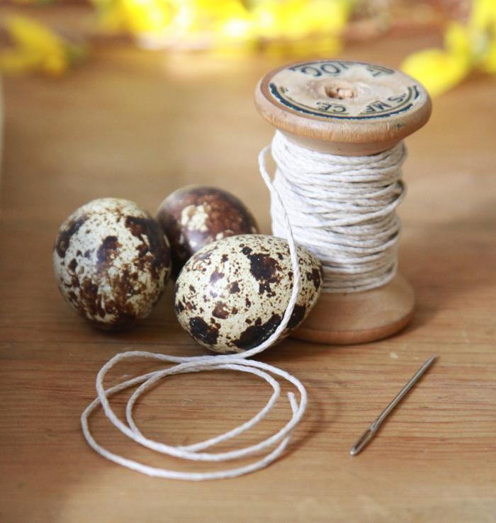 DIY-wielkanoc-dekoracja-pierścionki na serwetki-przędza-igła-jajka-majstrowanie-pomysł-wiosna