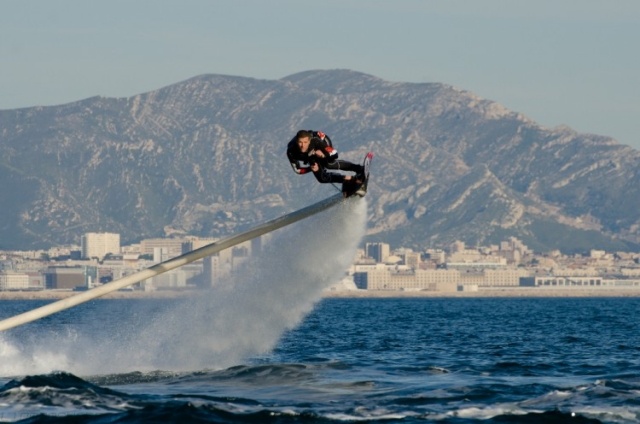 Sprzęt-sporty-wodne-hoverboard-zr-fly-z-pomocą-wody-i-ciśnienie