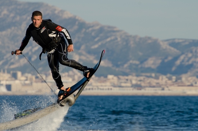 ZR-hoverboard-system-napędowy-zasysa-wodę-z-dyszy