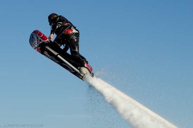 Hover-board-at-the-end-pompa-wodna-zapewnia-ciśnienie