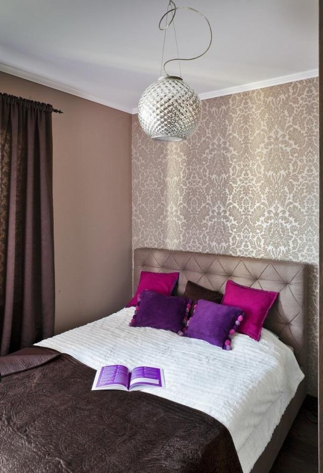 sypialnia pomysły projekt kolory beżowy brązowy tapeta adamaszek wzór fioletowa poduszka sypialnia-pomysły-projektowanie-kolory-beżowy-brąz-tapeta-adamaszek-wzór-fioletowe-poduszki