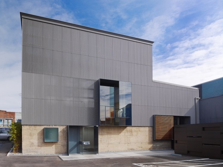 Profile Wave, beton i duże okna to styl industrialny projekty elewacji-przykłady-profile faliste-stal-aluminium-budynek-szary-paoramafesnter