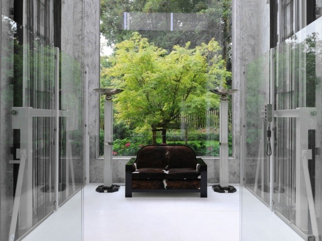 luksusowa-willa-wejscie-sofa-futro-pokrycie-drewniana-rama