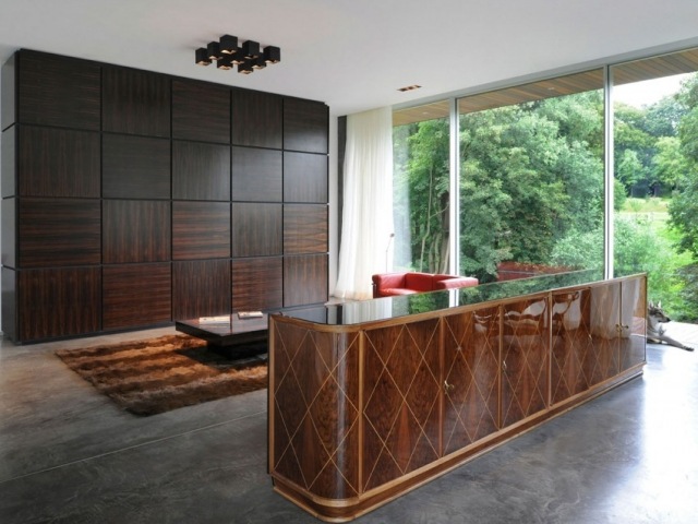 Luksusowa-willa-wnetrz-projekt-drewniany-bar kontr-lifestyle-w-harmonii-z-naturą