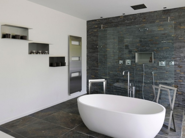 Łazienka-zabawny-design-kontrastowe-kolory-wanna-wolnostojąca