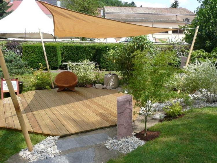 Drewniany taras pokryty wolnostojącą markizą Feng Shui projekt ogrodowy drewniany taras wolnostojący-żagiel słoneczny