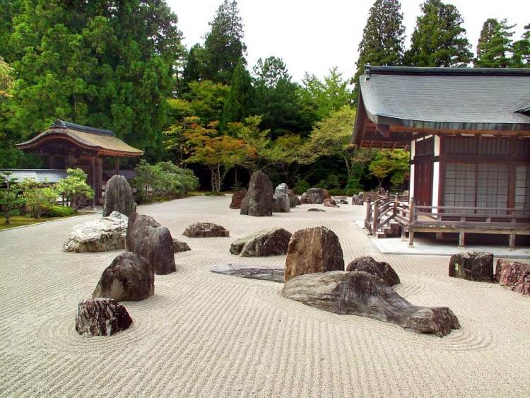 typowy japoński ogród ze żwirem, głazami i niskimi drzewami feng-shui-ogród-wskazówki-projektowe-planowanie-boulder-grabi-drzewa