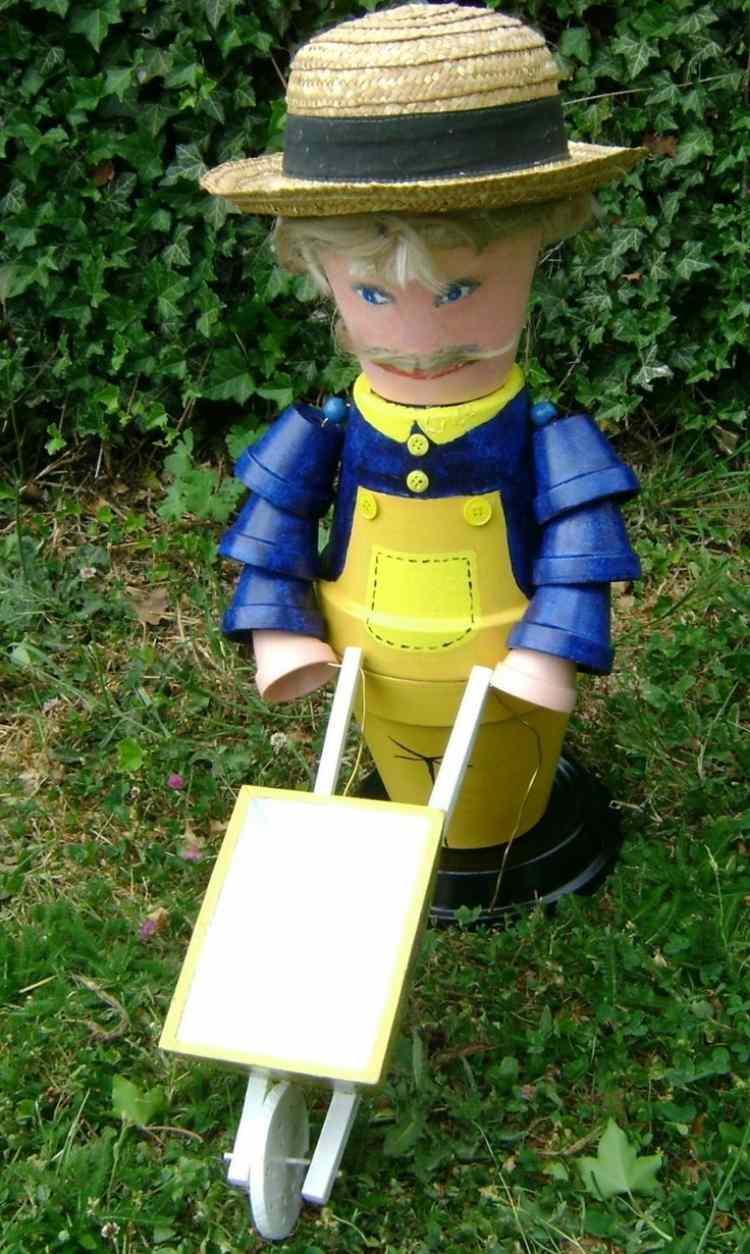 Figurka glinianego garnka hobbystycznego z taczką dekoracja ogrodowa-garnki gliniane-majstruje-figurka-ogrodnik-taczka