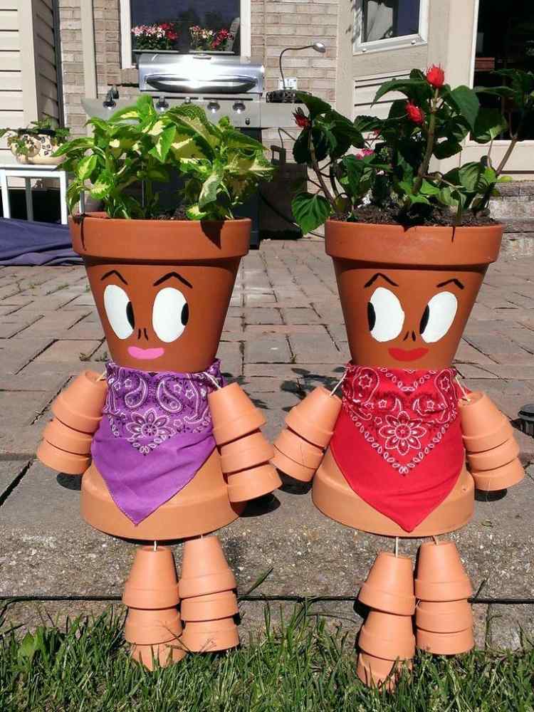 Gliniany garnek z kolorowymi szalikami dekoracja ogrodu - gliniane doniczki - majsterkowicz - ludzie - figurki - apaszki