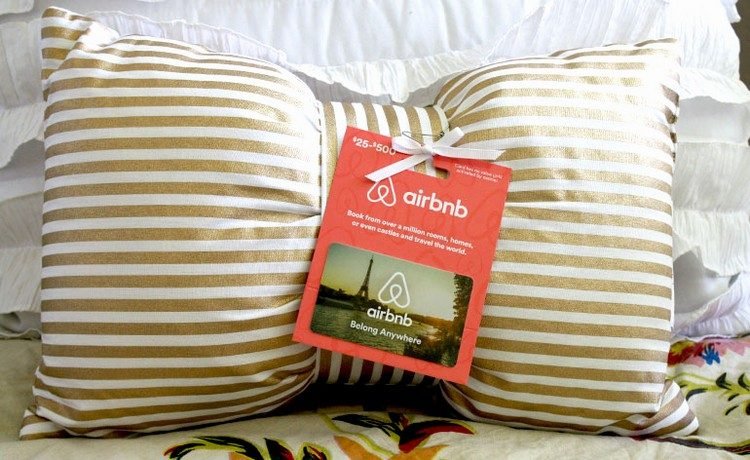 opakowania na prezenty zrób bony podróżne kreatywne pomysły zrób sobie bony świąteczne poduszki airbnb