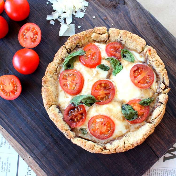 Pizza bezglutenowa dla wegetarian Zrób to sam bezglutenowa pizza-pomidorki-bazylia-parmezan-ser