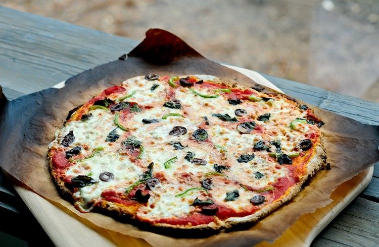 Bezglutenowe ciasto do pizzy na pizzę Przygotuj bezglutenową pizzę-bezglutenową-ciasto na pizzę-ser-oliwki-paprykę