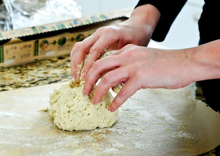 Zrób samodzielnie bezglutenowe ciasto na pizzę pizza bezglutenowa bezglutenowa-przygotowanie-pizzy-ciasto-wyrabianie-papier do pieczenia