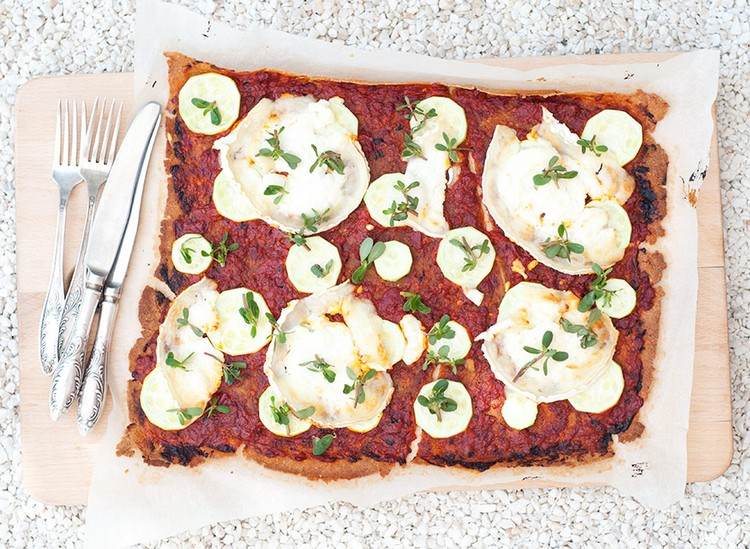 Przygotuj chrupiącą bazę do pizzy z mąki gryczanej Przygotuj bezglutenową pizzę gryczaną bez jajek na chrupiącą bazę do pizzy