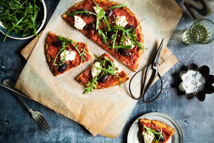 Pizza bezglutenowa z sosem pomidorowym, ricottą, rukolą i chili bezglutenowa-pizza-kalafiorowa-baza-sos-pomidorowy-ricotta-rukola-chili