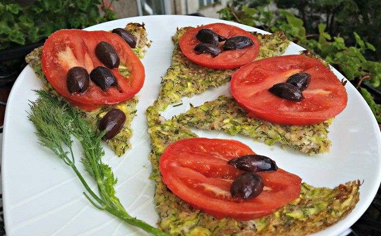 Alternatywa dla ciasta na pizzę: cukinia, komosa ryżowa i jajka bezglutenowa-przepis-pizz-baza-cukinia-quinoa-jajka-pomidorowo-oliwkowa polewa