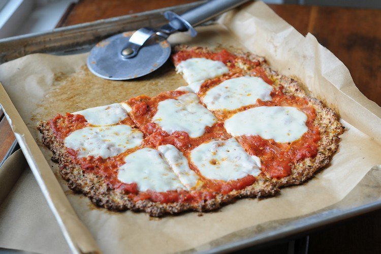 Pizza bezglutenowa z sosem pomidorowym i mozzarellą bezglutenowe-pizzowe-wegańskie-bezglutenowe-ciasto-pizzowe-kalafiorowe-cukinia-papryka
