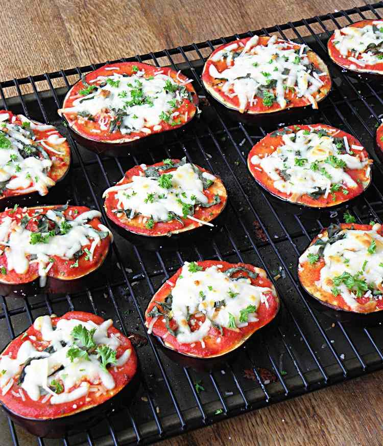 Przygotuj zdrową bezglutenową pizzę z bakłażanem bezglutenowe-pizzowe-ciasto-alternatywne-baklazan-plasterki-sos-pomidorowy-ser