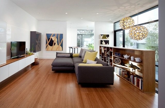 salon otwarta konstrukcja drewniana półka podłogowa parawan szara narożna sofa żółte poduszki dekoracyjne salon-open-design-drewniana-podłoga-półka-przegroda do pokoju-szara-narożna-sofa-żółte-poduszki ozdobne