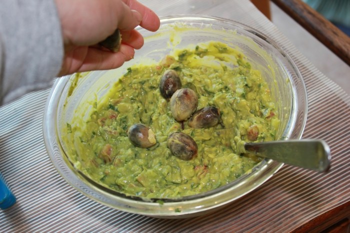 Przepis z guacamole i oliwą z oliwek Guacaole-z-oliwkami-w-szklanej-misce-przepis