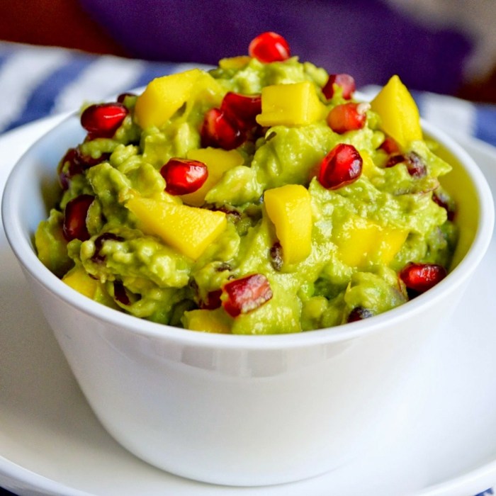 Sałatka z guacamole i kawałkami ananasa z mango Ananas Mango Guacamole