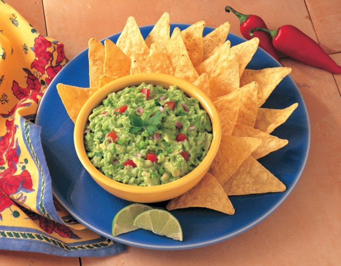 Przepisy na dip guacamole na chipsy tortilla Chipsy-i-świeży-quacamole-dip