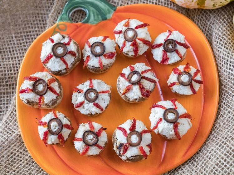 halloween-receptury-jedzenie-na-palce-potrawne-wegańskie-gałki-oczne