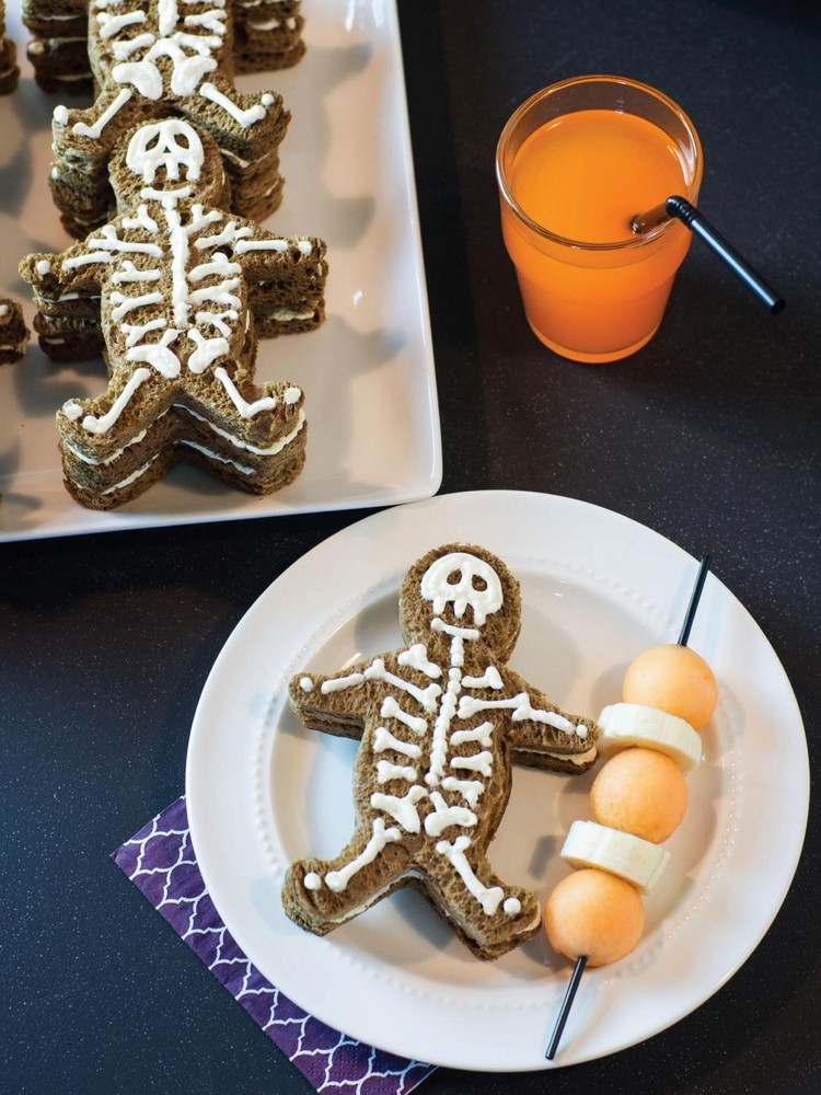 halloweenowe-przepisy-jedzenie-na-palce-łatwe-kanapki-szkielet-przerażające