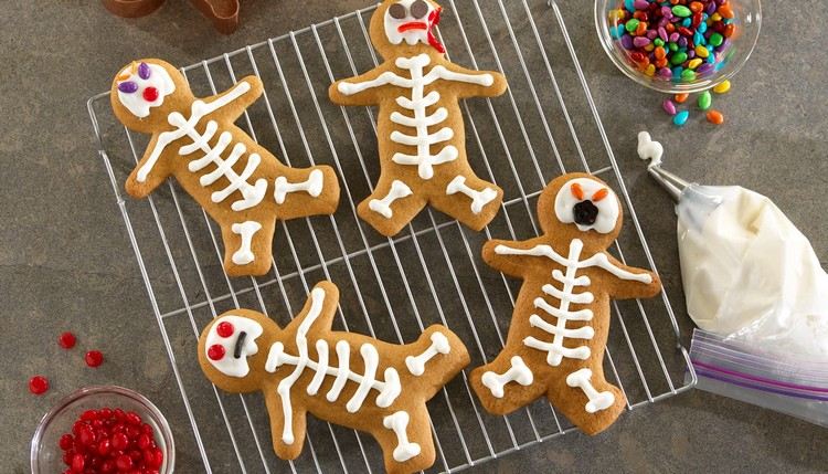 Halloweenowe przepisy kulinarne ciasteczka z jedzeniem szkielety