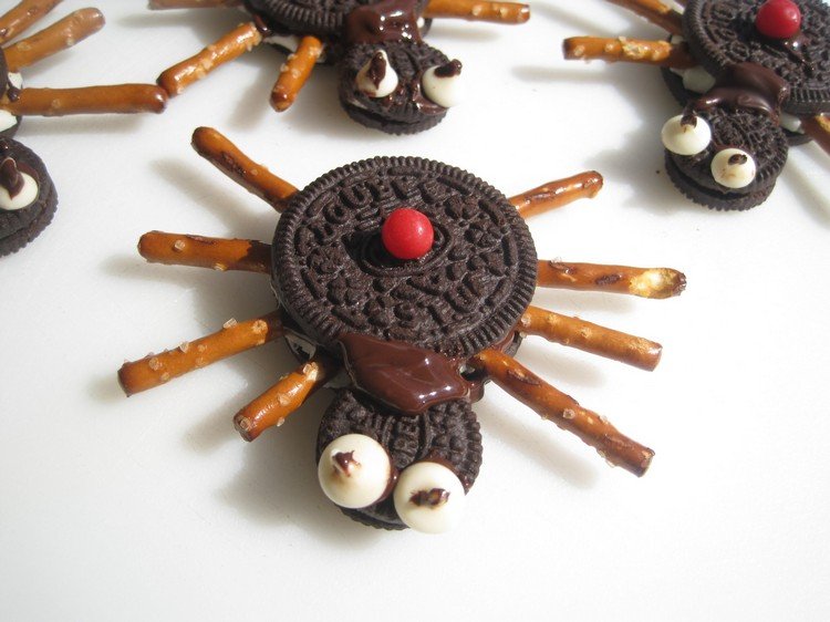 halloweenowe-przepisy-przekąski-łatwe-pajączki-pajączki