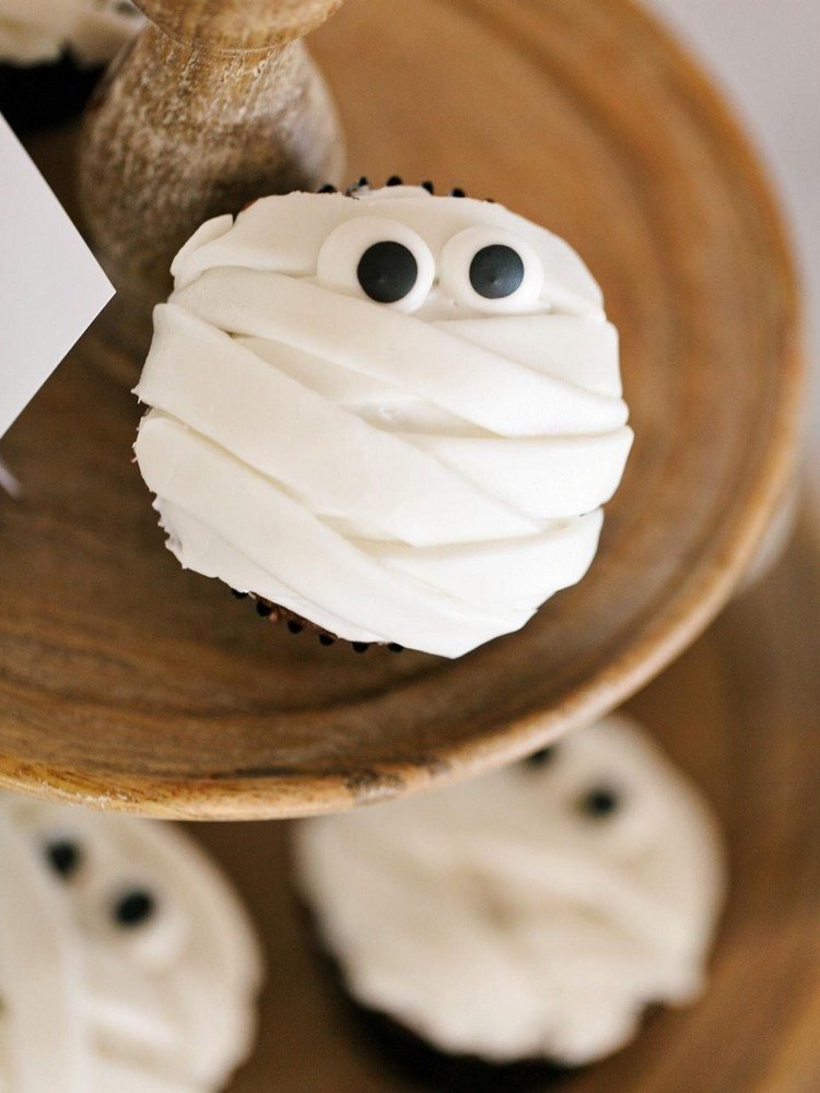 halloweenowe-przepisy-jedzenie-na-palce-słodka-muffinka-mumia