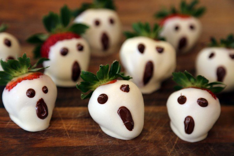 halloweenowe przepisy-jedzenie na palec-słodkie-imprezy-przekąski-truskawki