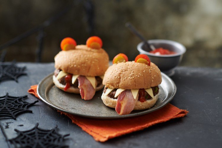Halloweenowe przepisy na przekąski dla dzieci na imprezę burger z potworami