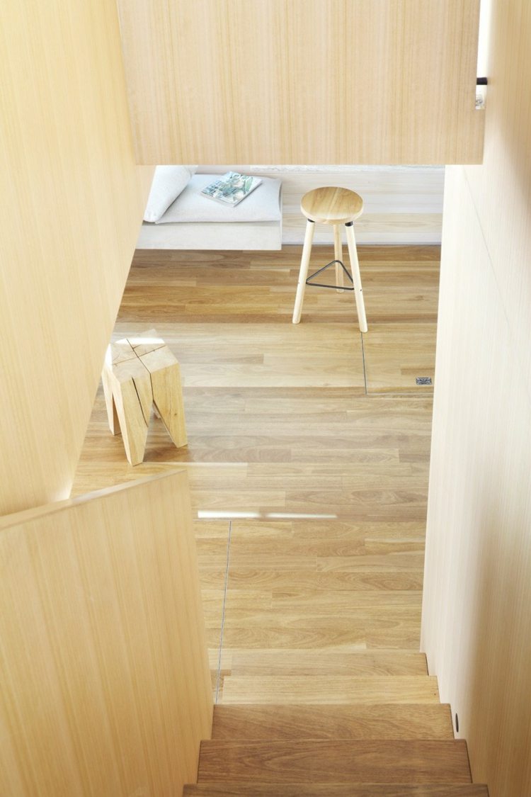Proste wnętrze w części klatki schodowej houseboat wnętrze barka parkiet taboret schody drewniane skandynawski