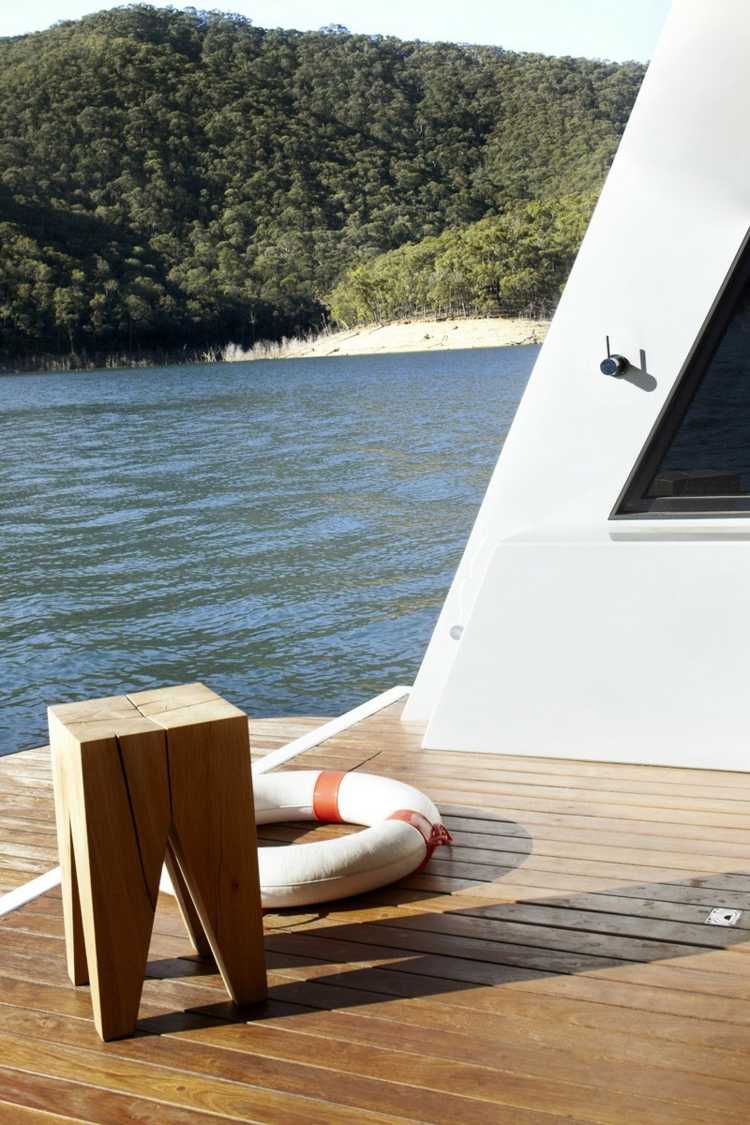 Pokład Houseboat z drewnianą podłogą i oryginalnym stołkiem Houseboat wyposażenie wnętrz podłogi drewniane taboret na zewnątrz koło ratunkowe