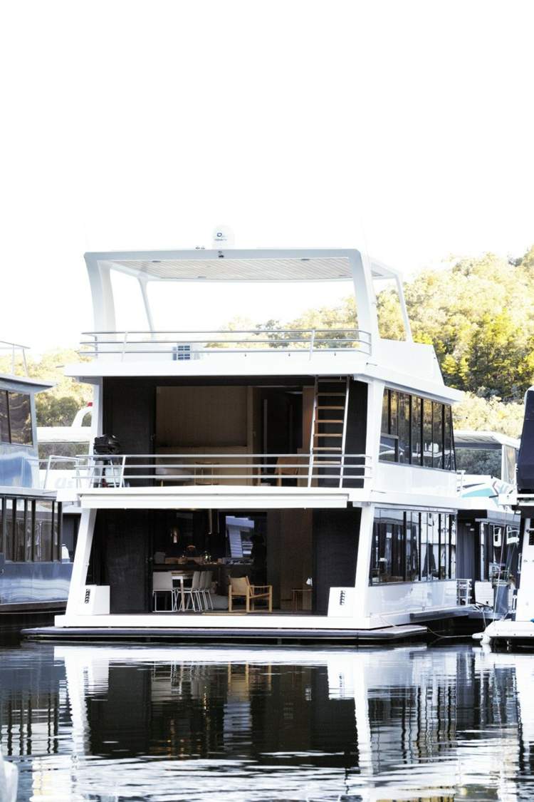 Houseboat składa się z dwóch pięter pomysł na aranżację wnętrza łodzi mieszkalnej nowoczesny luksus dwa piętra