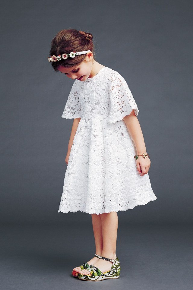 Haute Couture moda dziewczęca elegancka moda dziecięca zapisy do szkoły dolce-gabbana-koronkowa sukienka-biała