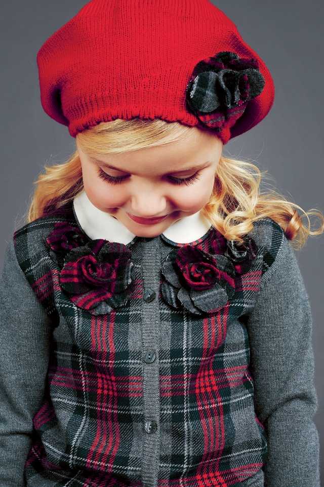 czerwona-dzianinowa-czapka-akcesoria-blütte-jesien-moda-dla-dziewczynek-dolce-i-gabbana
