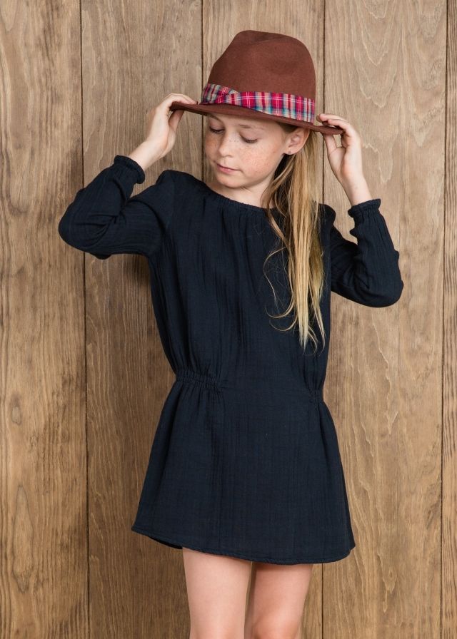 mango-exclusive-dla-dzieci-moda-na-zapisy-do-szkoly-wygodna-sukienka-z-dlugimi rekawami-granatowa