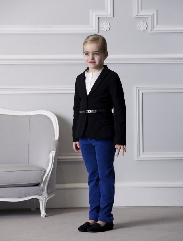 ekskluzywna-dziecięca-moda-na-zapisy-do-szkoły-dior-długie-niebieskie-spodnie-czarna-blazer