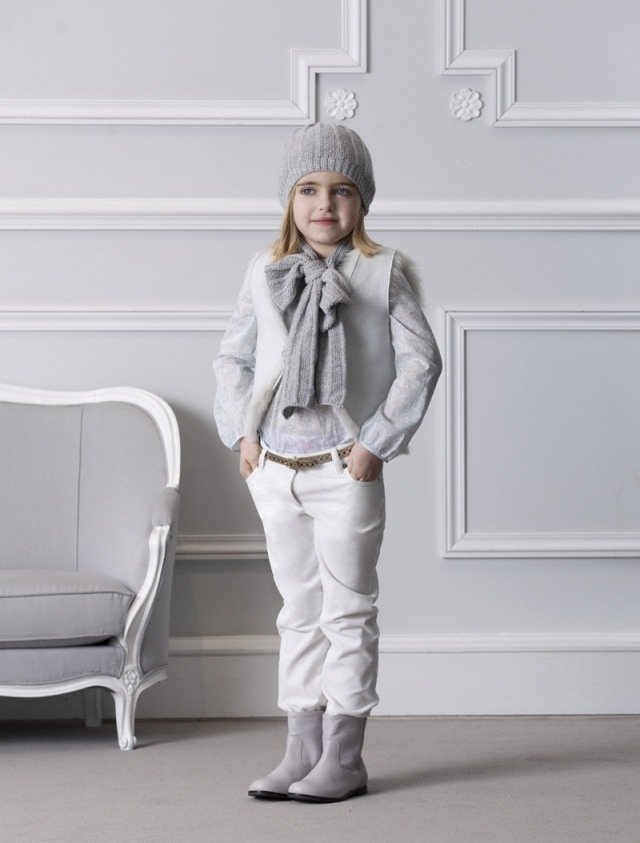 Świąteczna-elegancka-dziecięca-moda-na-zapisy-do-szkoły-dior-jesień-zima-kolekcja