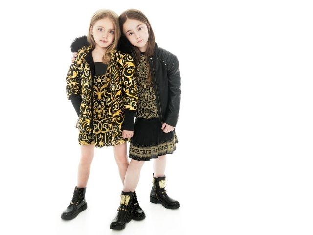 Szlachetna-niezwykła-dziecięca-moda-na-szkołę-versace-czarno-złote-ozdoby