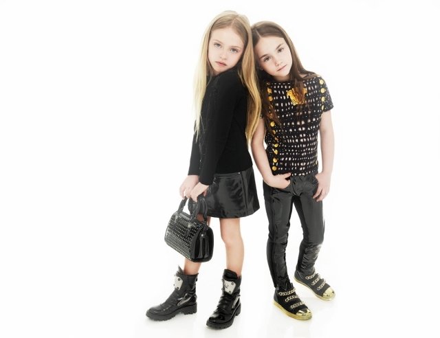 Dziewczęca-moda-powrót-do-szkoły-czarne-złote-sukienki-spódnice-t-shirty-versace