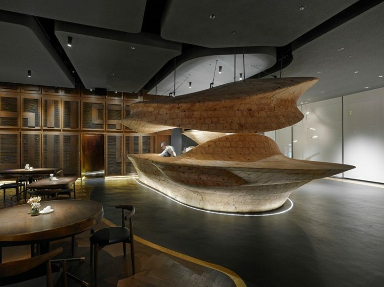 drewniany bar organiczny kształt restauracja parkiet?