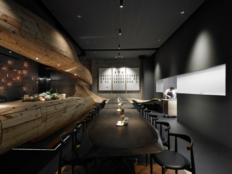 drewniany bar organiczny kształt wyposażenia restauracji szare kinkiety