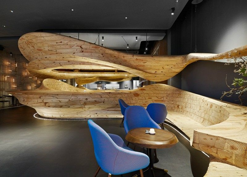 drewniany bar o organicznym kształcie ławka stół krzesła plastikowe niebieskie