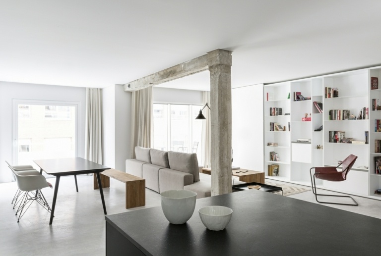 Otwarta kuchnia-salon z widokiem na nowoczesny salon z jadalnią