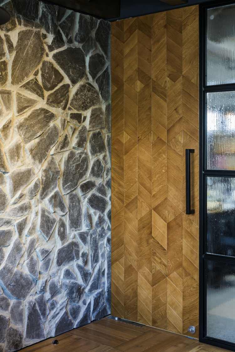 wood-stone-wall-design-drzwi-biura
